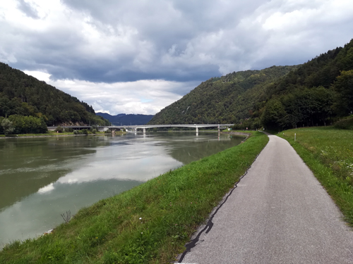 Der Donauradweg - die Brücke kurz vor Grein