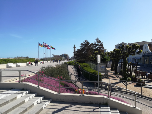 Strandpromenade Warnemünde - Leuchtturm