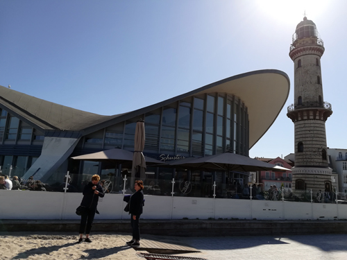 Warnemünder Teepott mit historischem Leuchtturm