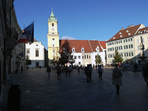 Der Rathausplatz mit Maximilianbrunnen 2022