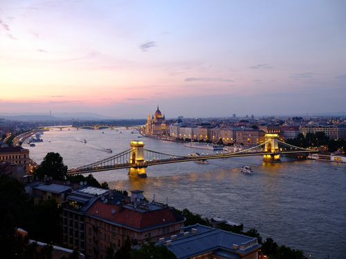 Budapest die Kettenbrücke eine von 9 Brücken